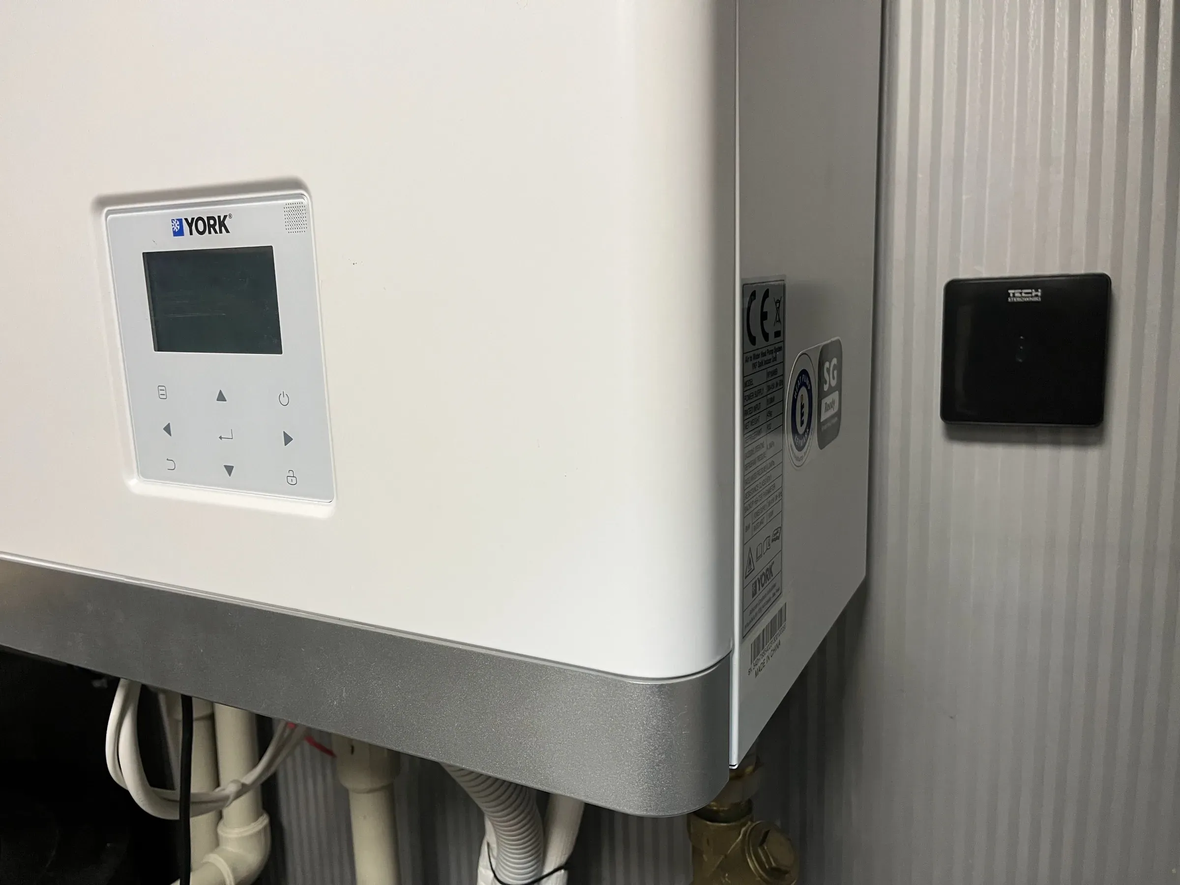 Sterownik pompy ciepła York, obok radiowy regulator TECH