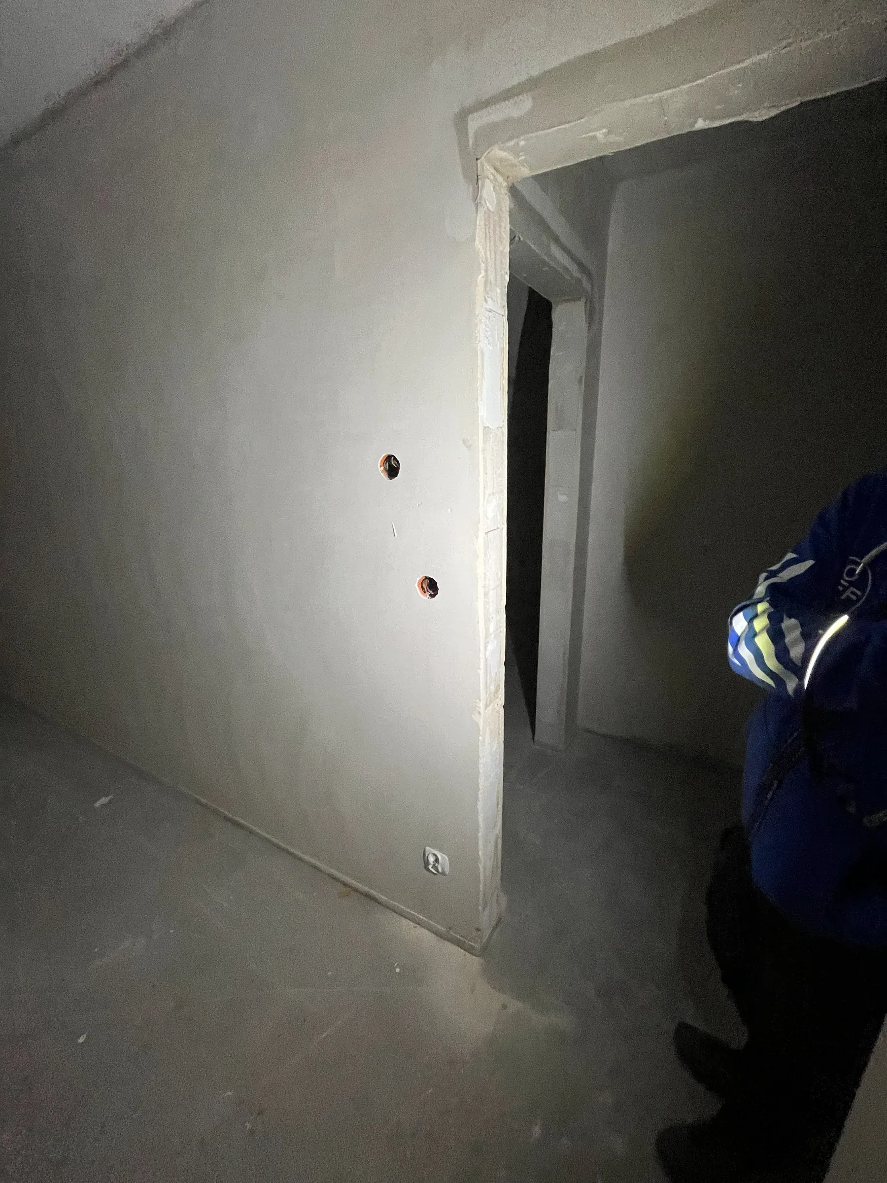 Puszki pod regulatory pokojowe przygotowane w surowych ścianach